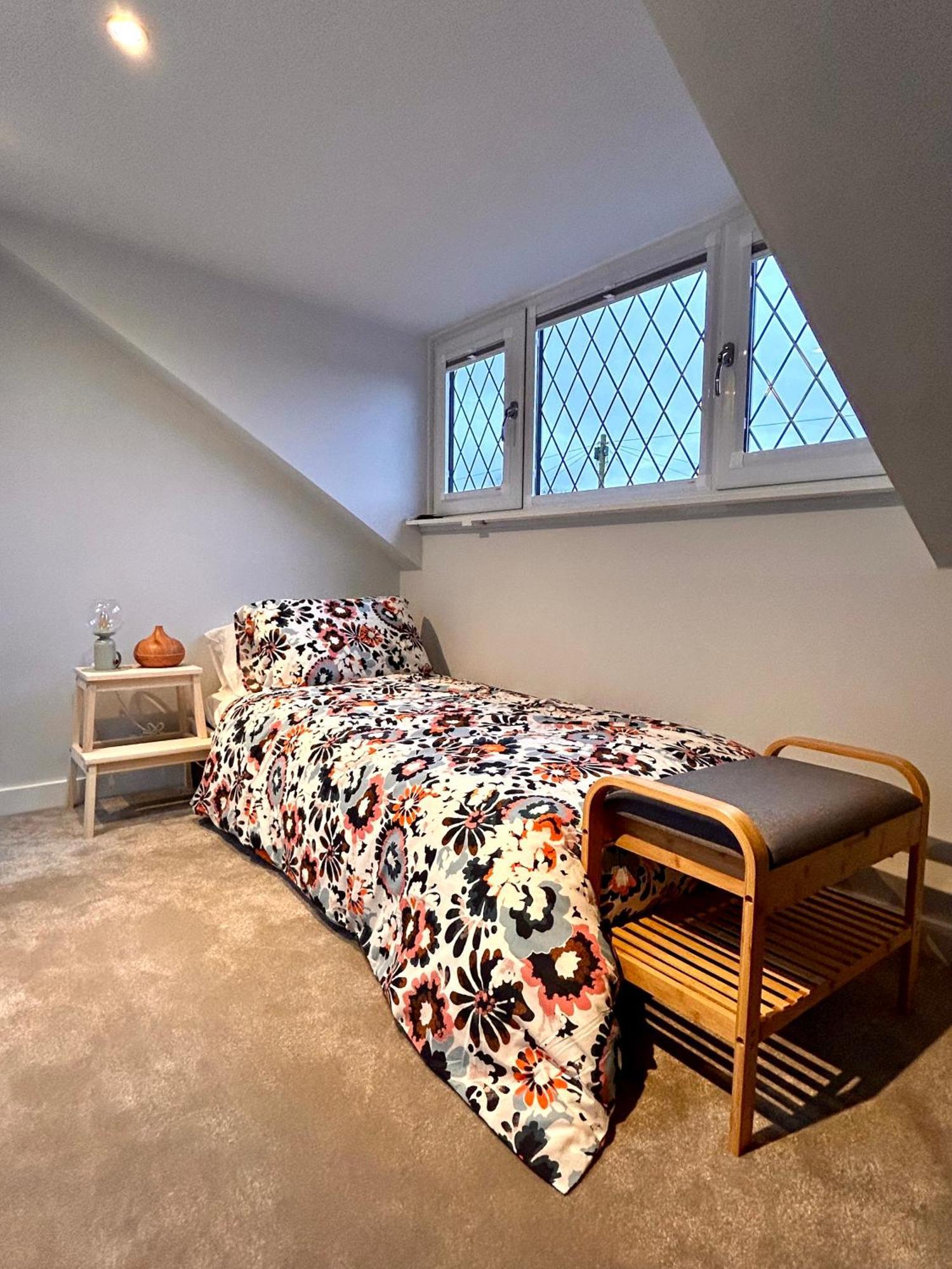 Nature Inspired Bungalow With 3 Rooms - 10 Mins From Manchester Airport Timperley Exterior photo