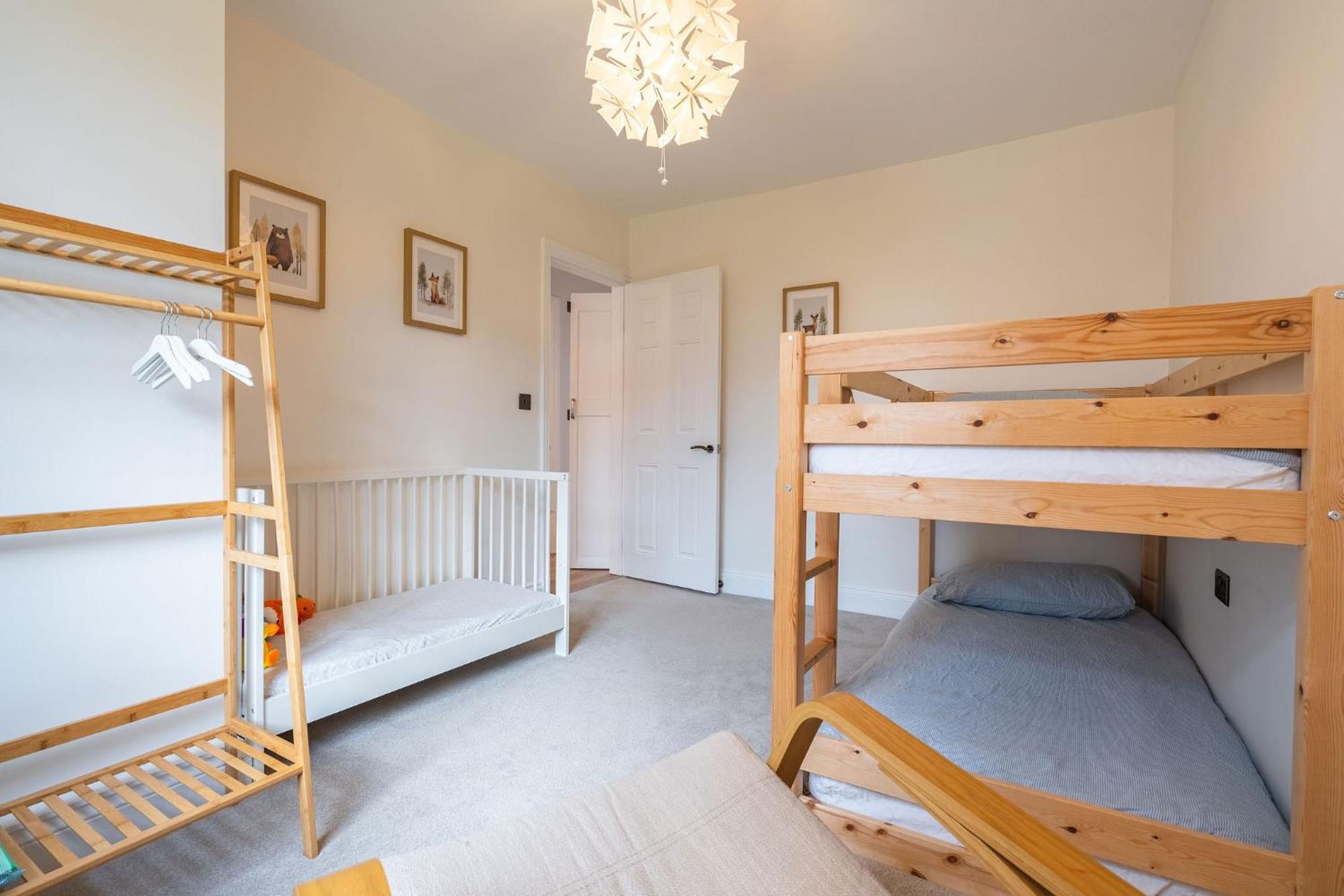 Nature Inspired Bungalow With 3 Rooms - 10 Mins From Manchester Airport Timperley Exterior photo