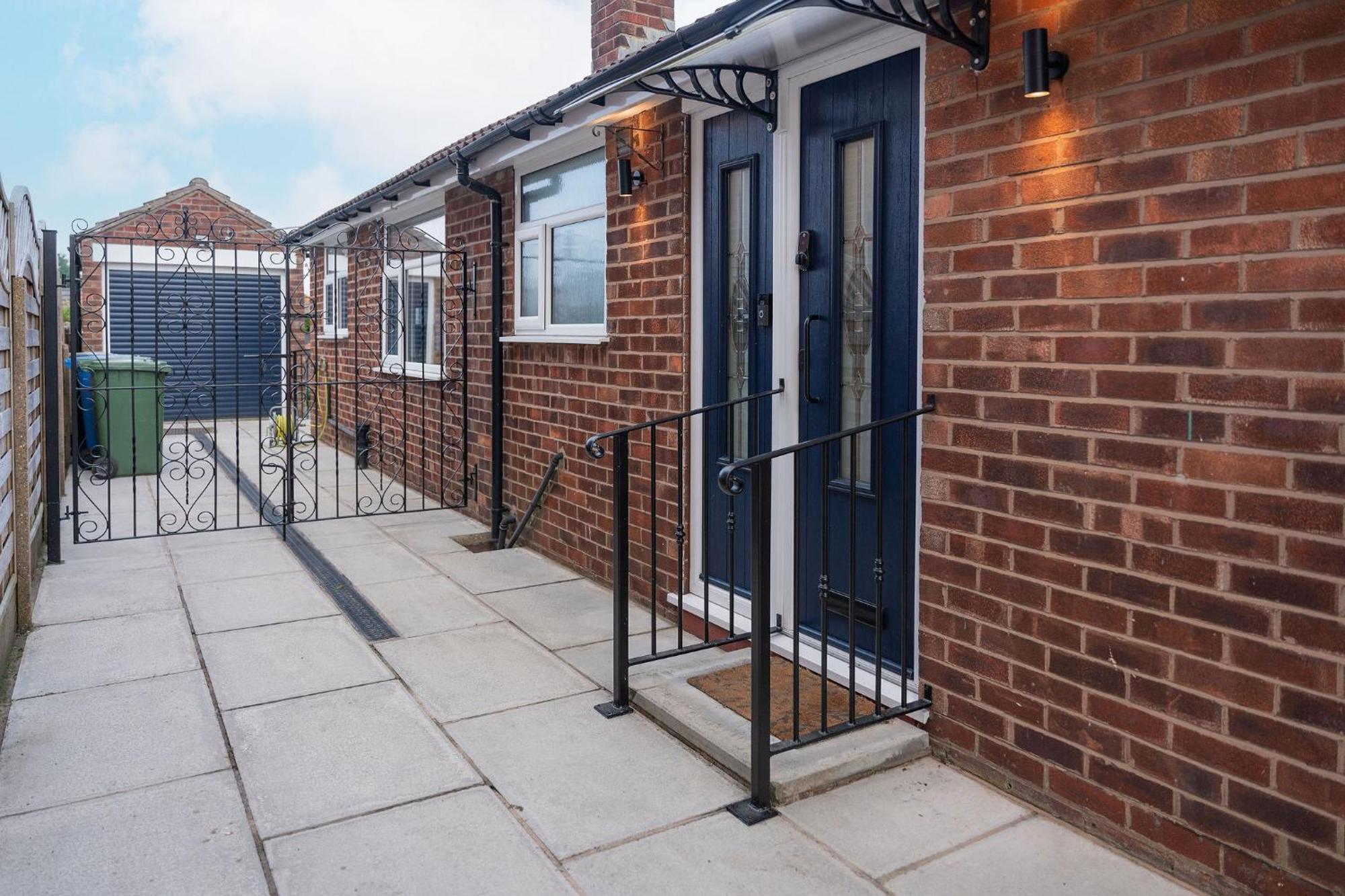 Nature Inspired Bungalow With 3 Rooms - 10 Mins From Manchester Airport Timperley Exterior photo